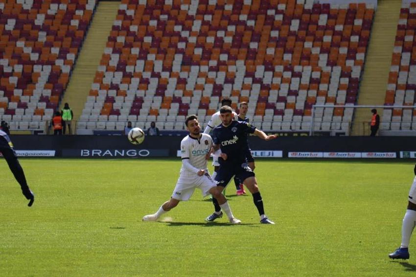 Süper Lig'de Yeni Malatyaspor - Kasımpaşa karşı karşıya geldi! Taraftar ıslıkladı Sadık Çiftpınar'ın tepkisi maça damga vurdu...