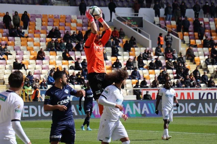 Süper Lig'de Yeni Malatyaspor - Kasımpaşa karşı karşıya geldi! Taraftar ıslıkladı Sadık Çiftpınar'ın tepkisi maça damga vurdu...