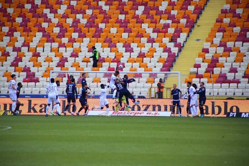 Süper Lig'de Yeni Malatyaspor - Kasımpaşa karşı karşıya geldi! Taraftar ıslıkladı Sadık Çiftpınar'ın tepkisi maça damga vurdu...