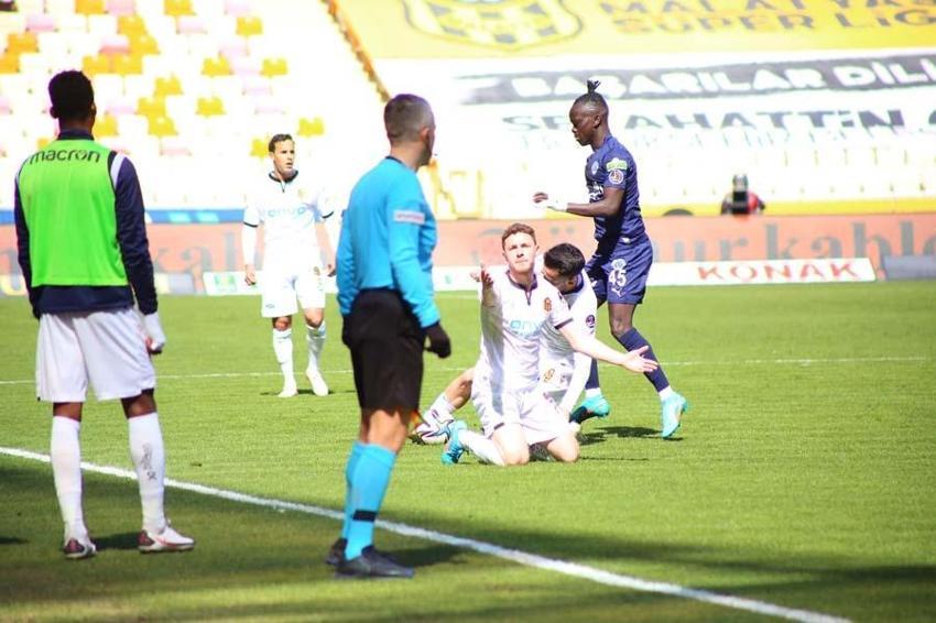 Süper Lig'de Yeni Malatyaspor - Kasımpaşa karşı karşıya geldi! Taraftar ıslıkladı Sadık Çiftpınar'ın tepkisi maça damga vurdu...