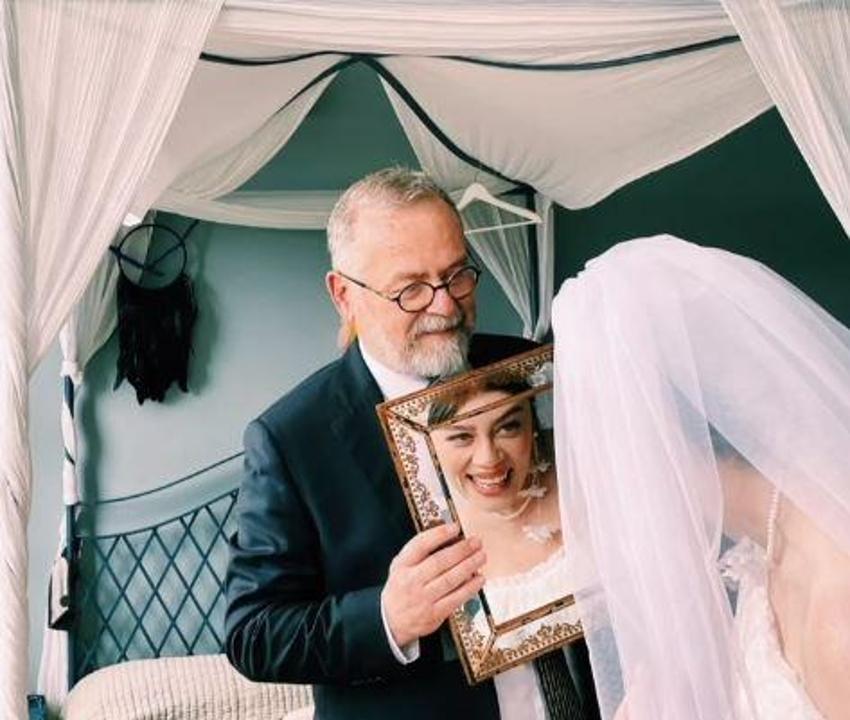 Gelinliği çok konuşulmuştu! Demet Evgar annesinin gelinliğini giydi!