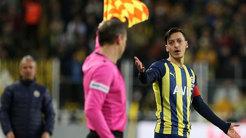 Fenerbahçe-Konyaspor maçına damga vurdu! Ortalık bir anda karıştı, Altay Bayındır'dan hakeme itiraz, İsmail Kartal'dan kritik hamle...