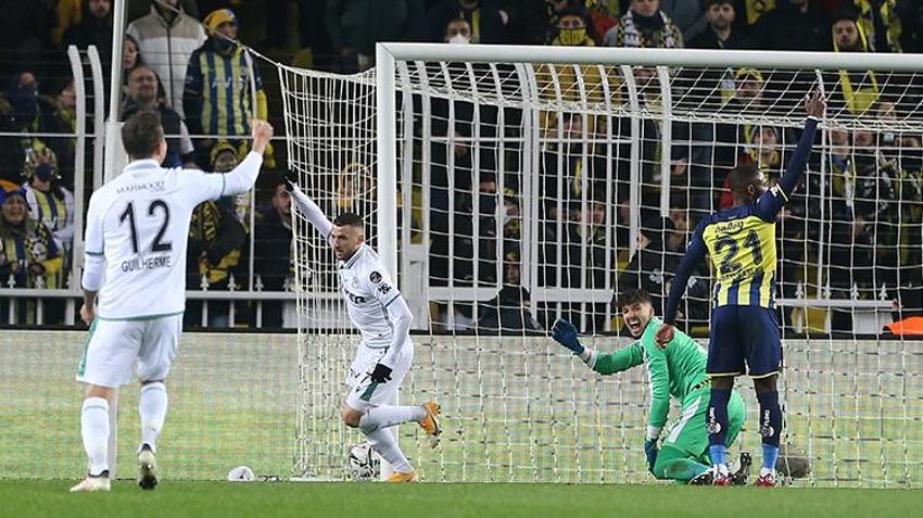 Fenerbahçe-Konyaspor maçına damga vurdu! Ortalık bir anda karıştı, Altay Bayındır'dan hakeme itiraz, İsmail Kartal'dan kritik hamle...