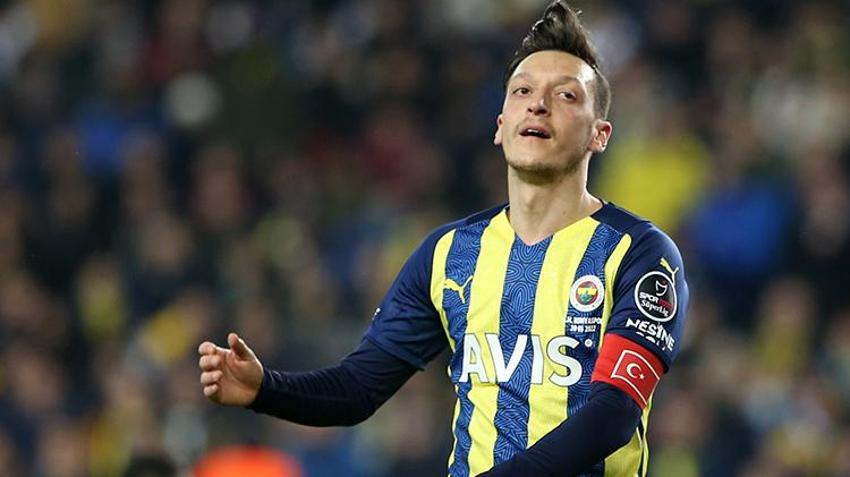 Fenerbahçe-Konyaspor maçına damga vurdu! Ortalık bir anda karıştı, Altay Bayındır'dan hakeme itiraz, İsmail Kartal'dan kritik hamle...