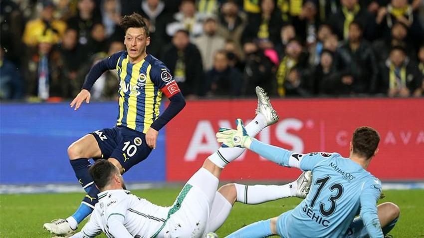 Fenerbahçe-Konyaspor maçına damga vurdu! Ortalık bir anda karıştı, Altay Bayındır'dan hakeme itiraz, İsmail Kartal'dan kritik hamle...