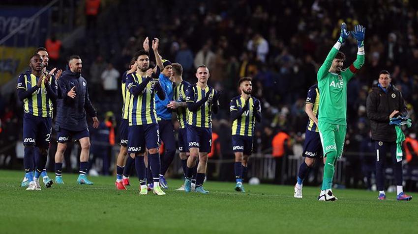 Fenerbahçe-Konyaspor maçına damga vurdu! Ortalık bir anda karıştı, Altay Bayındır'dan hakeme itiraz, İsmail Kartal'dan kritik hamle...