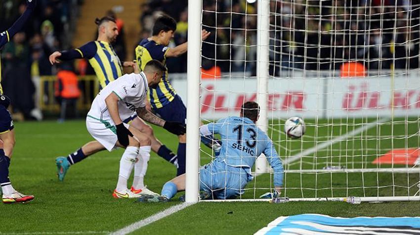 Fenerbahçe-Konyaspor maçına damga vurdu! Ortalık bir anda karıştı, Altay Bayındır'dan hakeme itiraz, İsmail Kartal'dan kritik hamle...