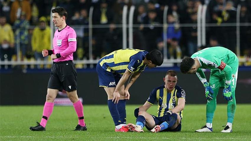 Fenerbahçe-Konyaspor maçına damga vurdu! Ortalık bir anda karıştı, Altay Bayındır'dan hakeme itiraz, İsmail Kartal'dan kritik hamle...