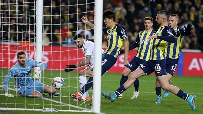 Fenerbahçe-Konyaspor maçına damga vurdu! Ortalık bir anda karıştı, Altay Bayındır'dan hakeme itiraz, İsmail Kartal'dan kritik hamle...