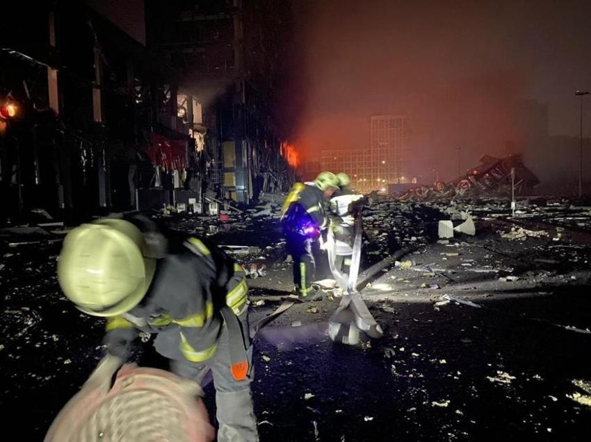 Kiev'de enkaz altında kalan siviller için kurtarma çalışmaları sürdürülüyor