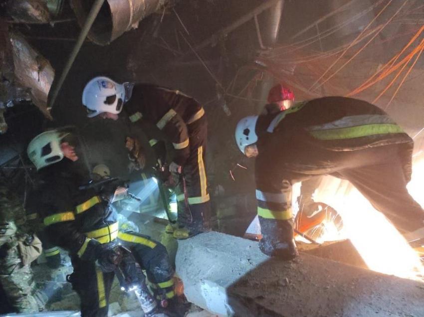 Kiev'de enkaz altında kalan siviller için kurtarma çalışmaları sürdürülüyor