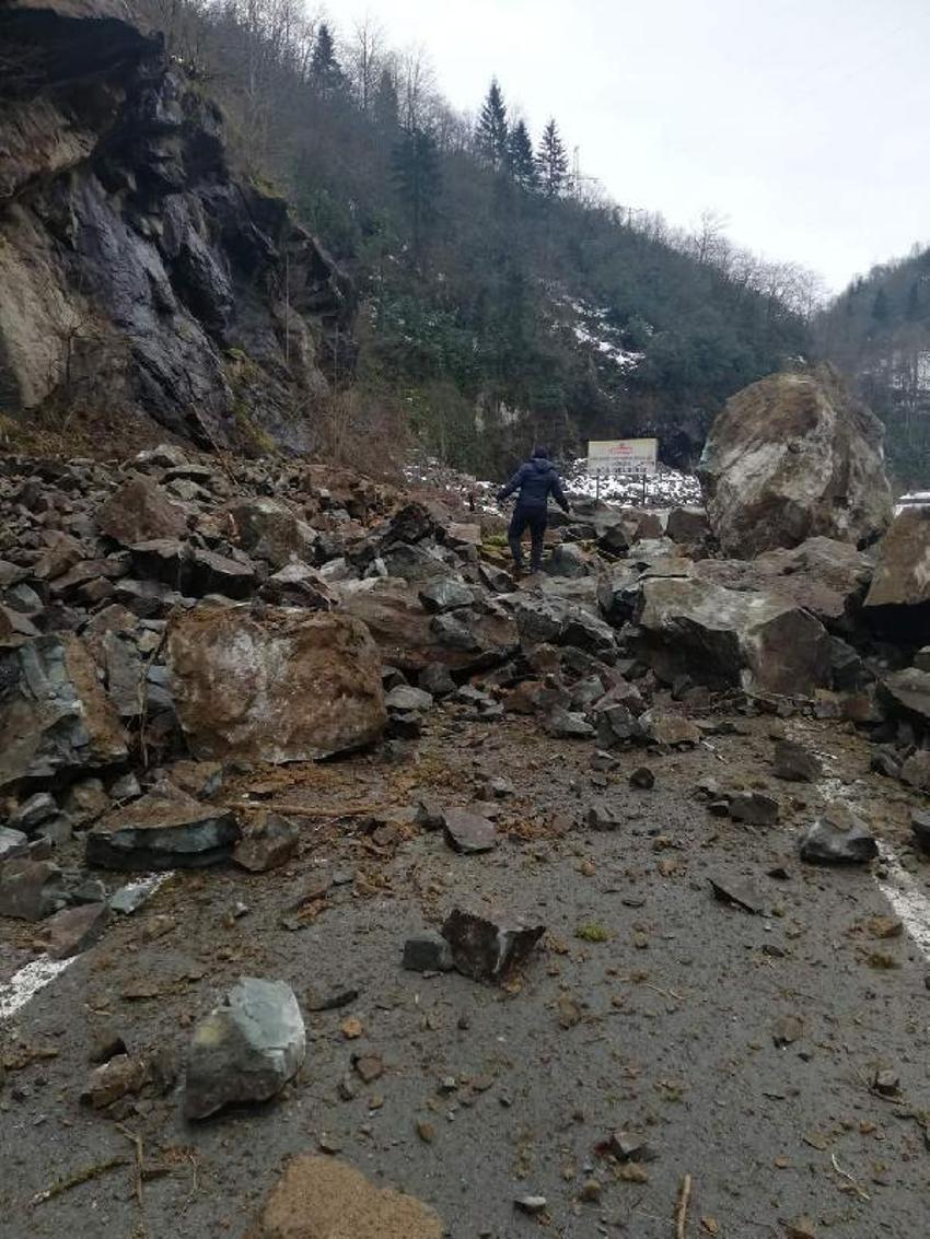 Rize’de heyelan; düşen kayalar yolu kapattı