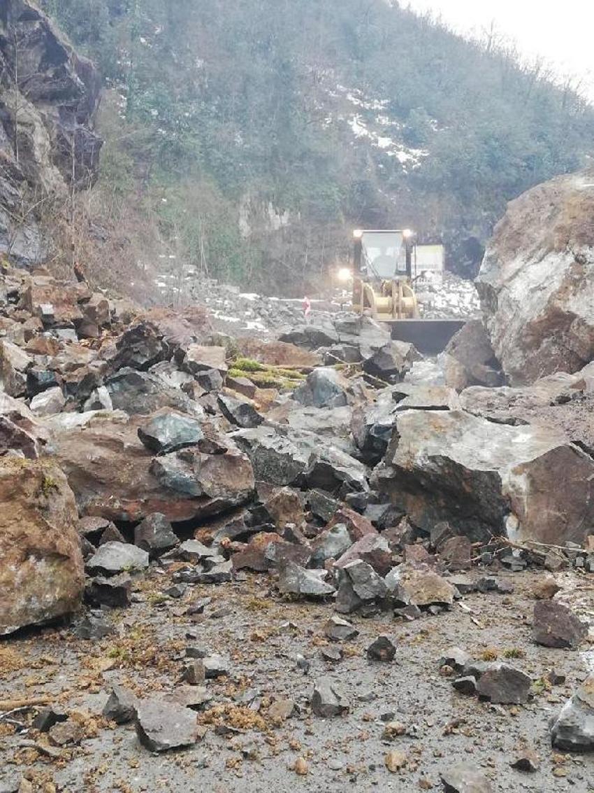 Rize’de heyelan; düşen kayalar yolu kapattı