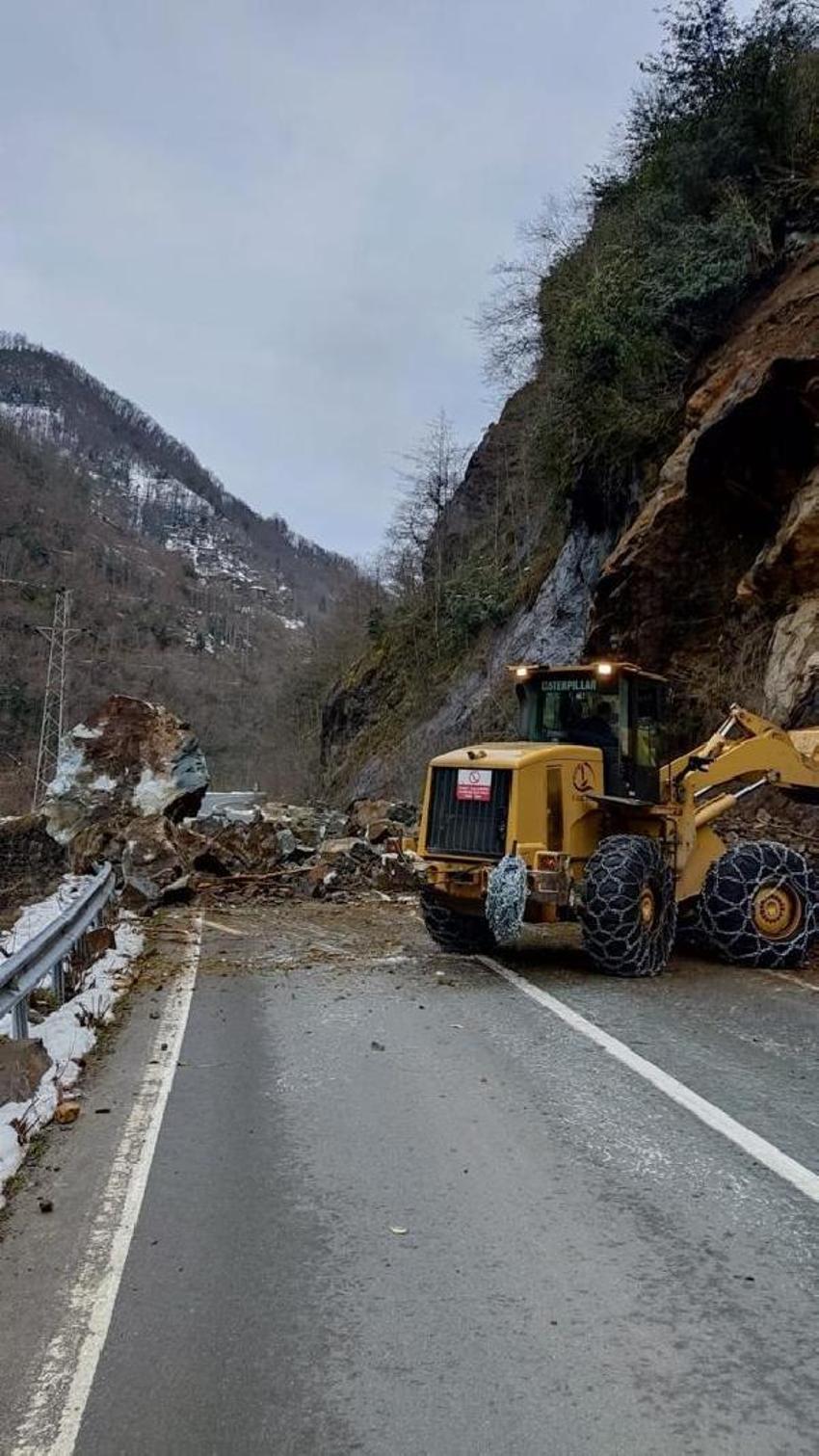 Rize’de heyelan; düşen kayalar yolu kapattı