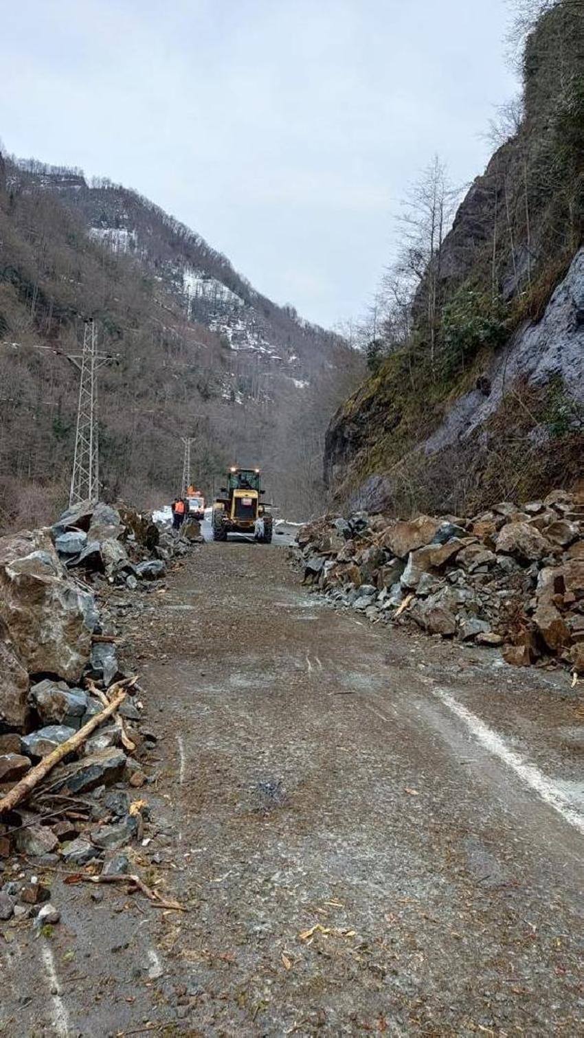 Rize’de heyelan; düşen kayalar yolu kapattı