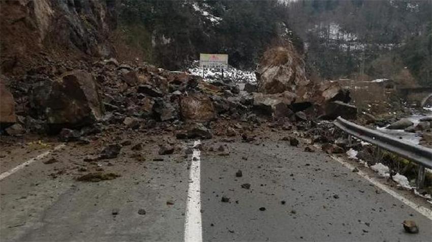 Rize’de heyelan; düşen kayalar yolu kapattı