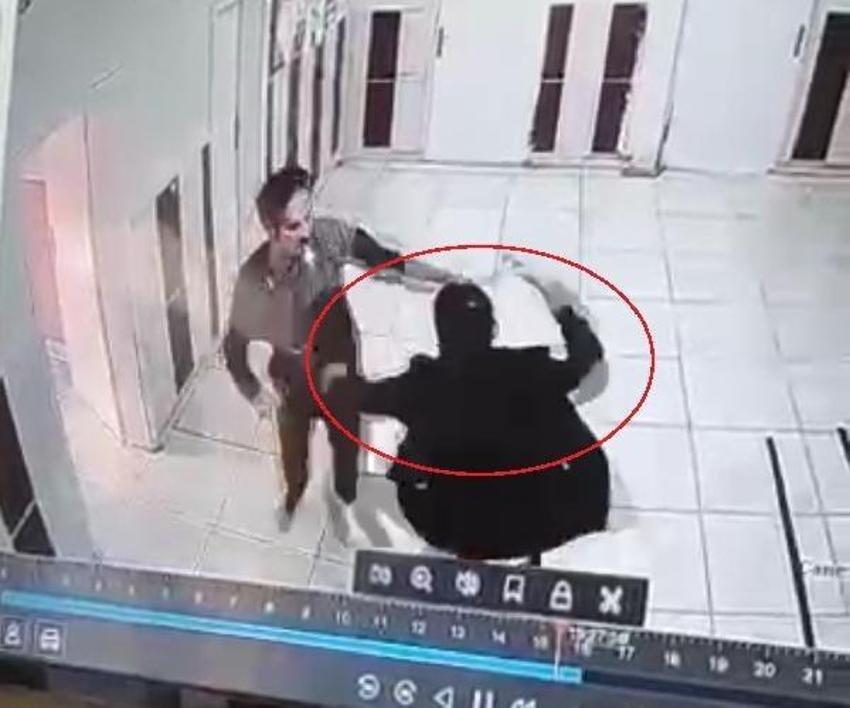 Veli ile öğretmenin okuldaki kavgası kamerada
