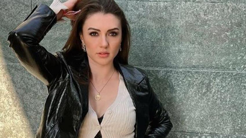 Burcu Özberk pencere önü pozlarıyla adından söz ettirdi!