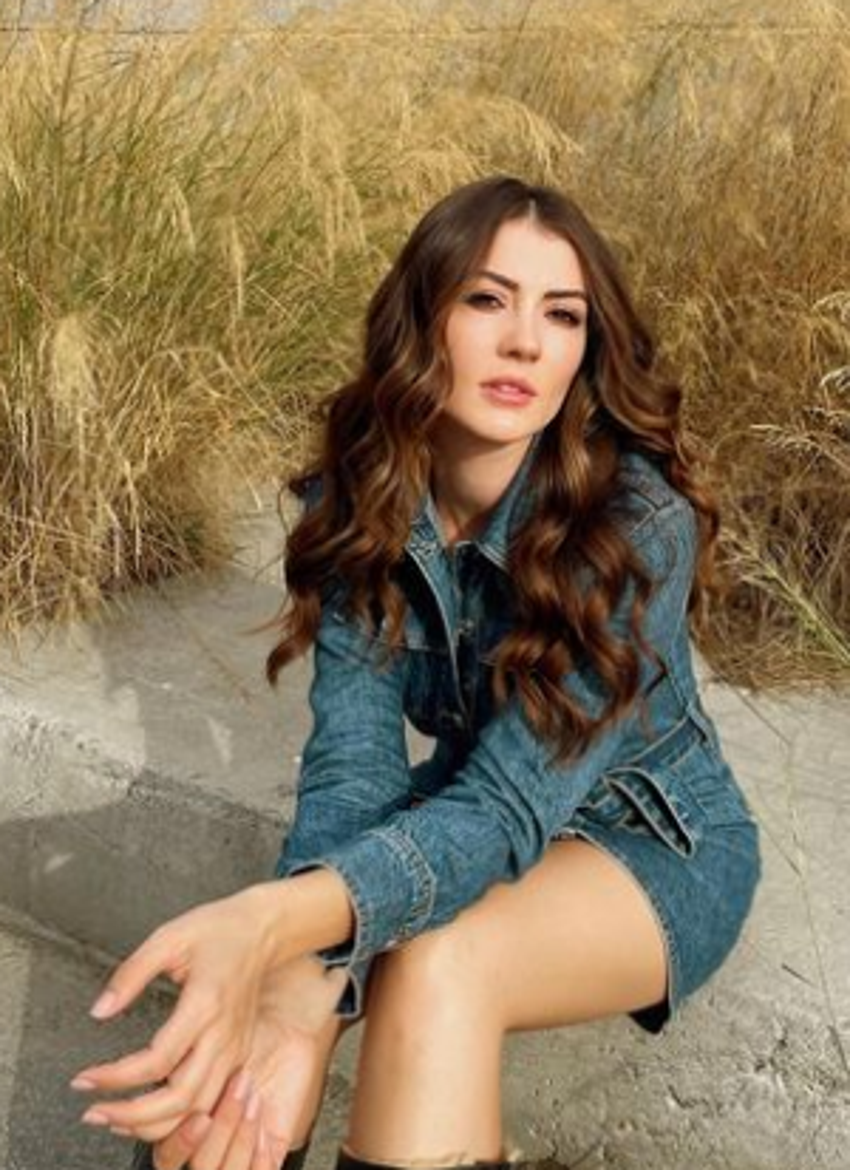 Burcu Özberk pencere önü pozlarıyla adından söz ettirdi!