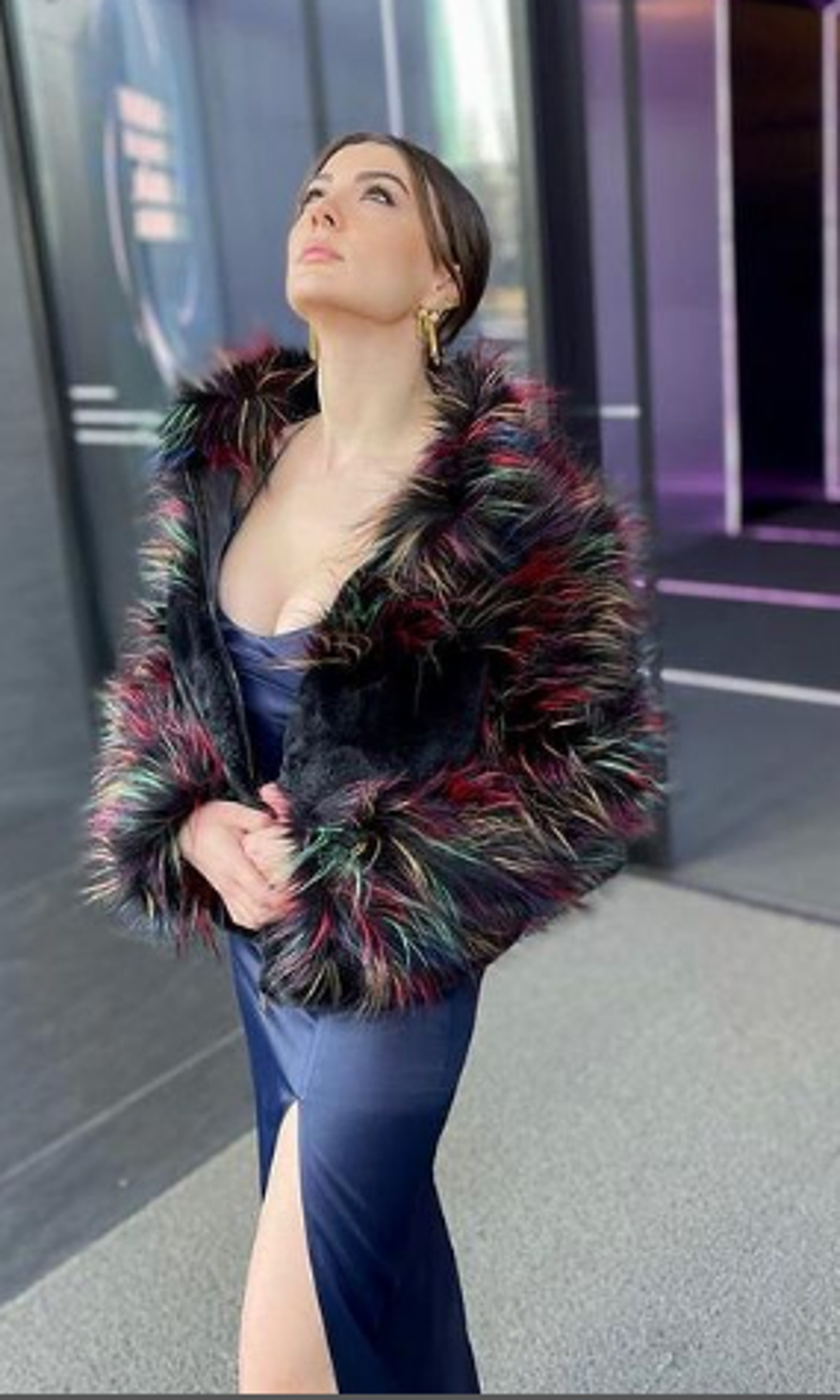 Burcu Özberk pencere önü pozlarıyla adından söz ettirdi!