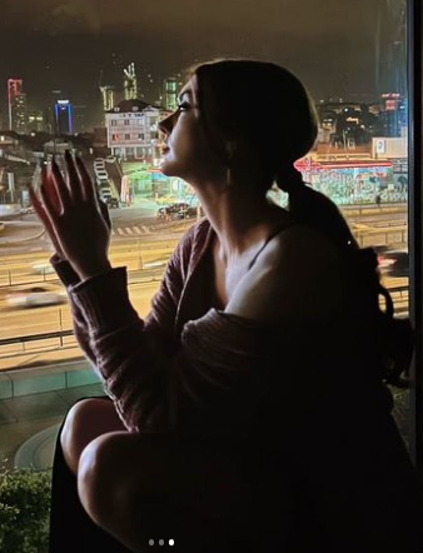 Burcu Özberk pencere önü pozlarıyla adından söz ettirdi!