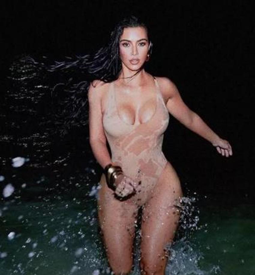 Kim Kardashian gece yarısı plaja indi! 