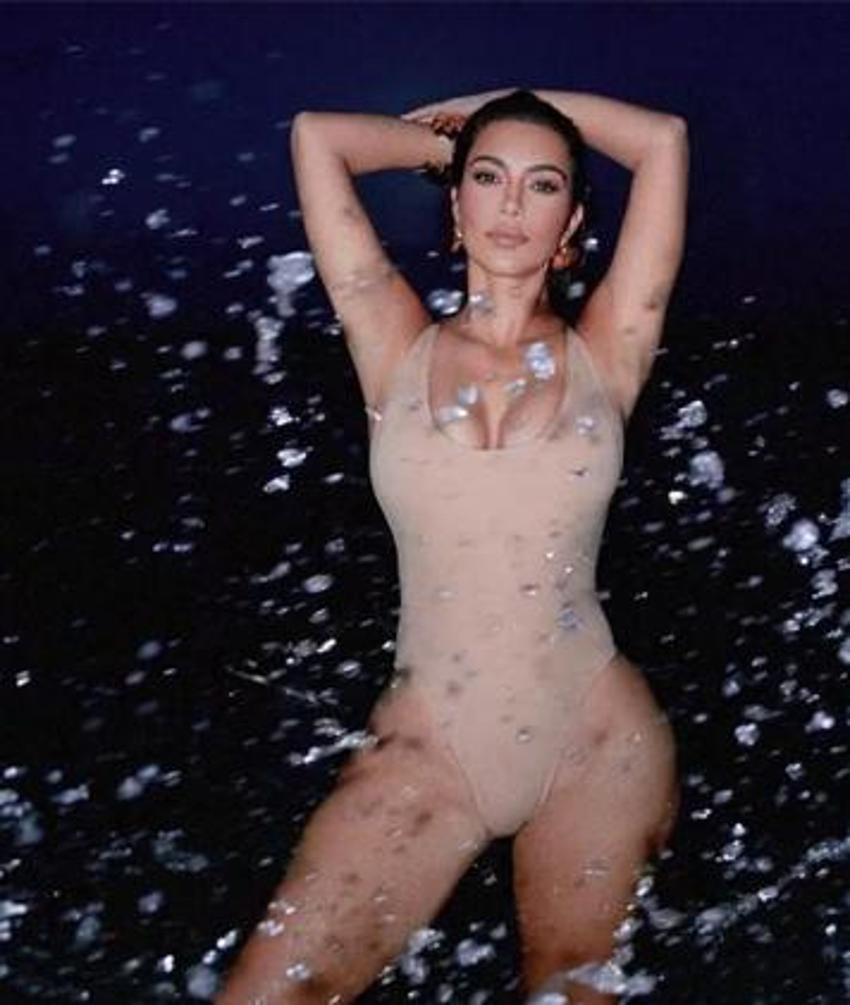 Kim Kardashian gece yarısı plaja indi! 