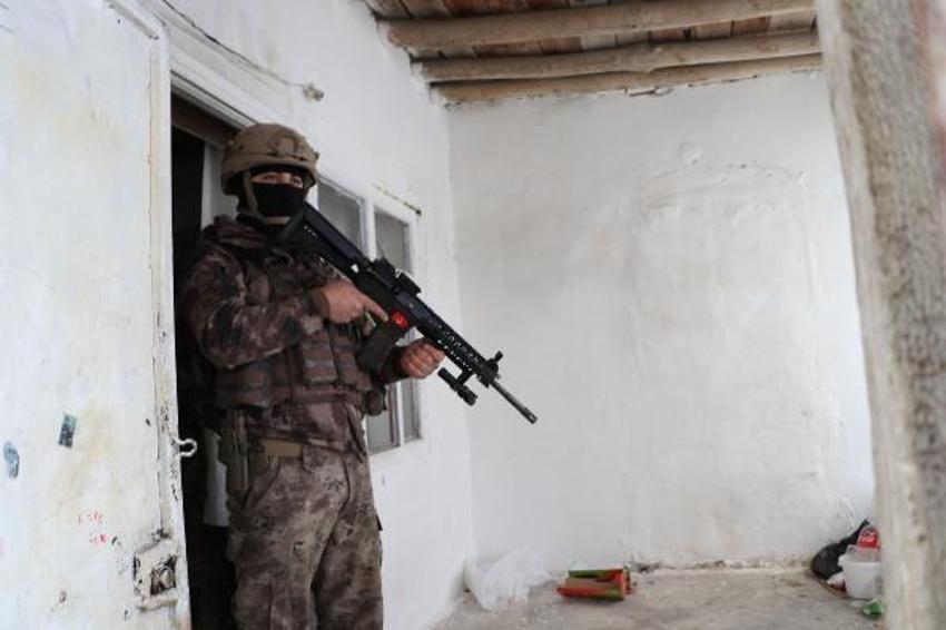 Van'da evde 28 kaçak göçmen yakalandı