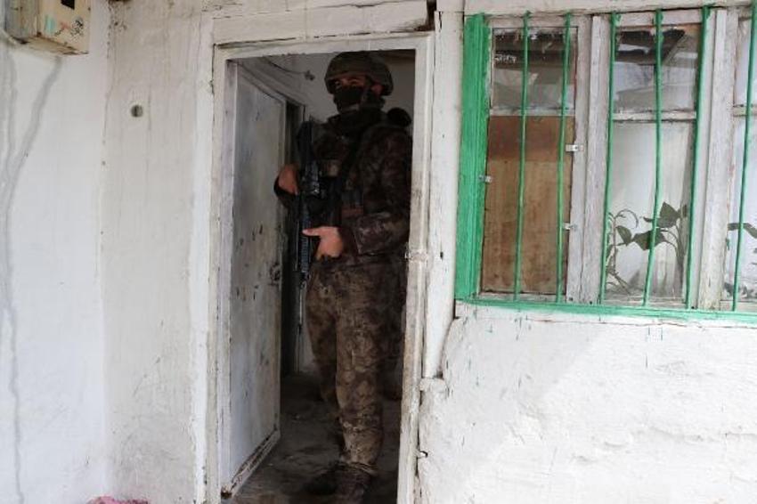 Van'da evde 28 kaçak göçmen yakalandı