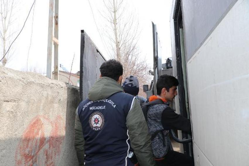 Van'da evde 28 kaçak göçmen yakalandı