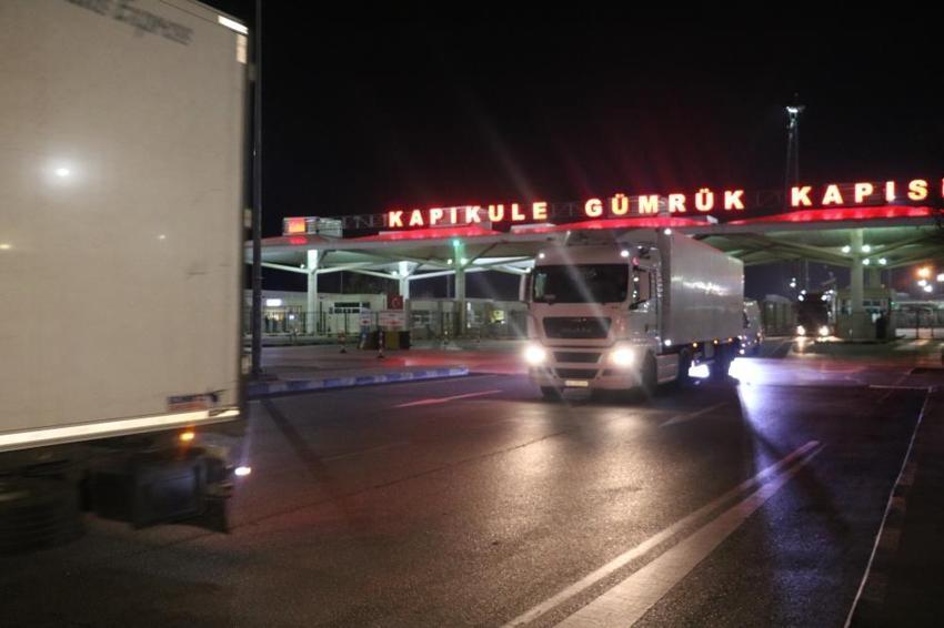 Savaş mağduru tır şoförü, Türkiye’ye gelir gelmez toprağı öptü, diz çöküp dua etti