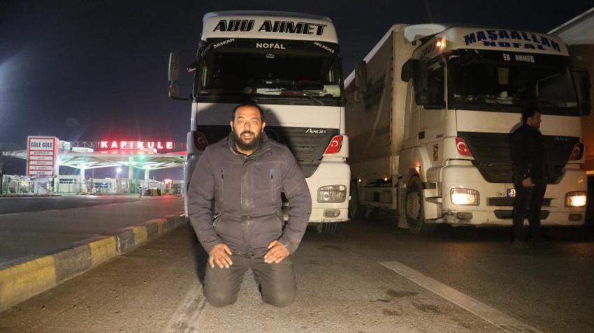 Savaş mağduru tır şoförü, Türkiye’ye gelir gelmez toprağı öptü, diz çöküp dua etti