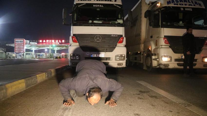 Savaş mağduru tır şoförü, Türkiye’ye gelir gelmez toprağı öptü, diz çöküp dua etti