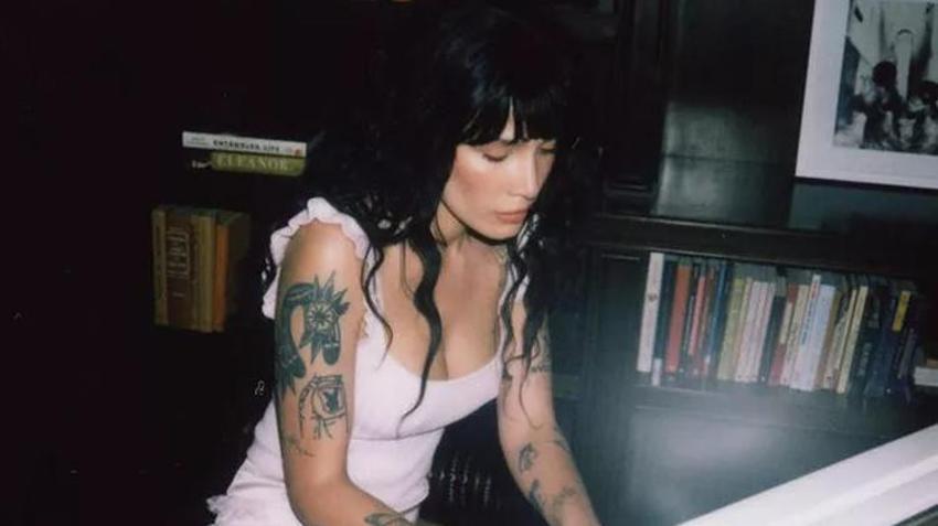 Halsey ödül törenine dekoltesiyle damga vurdu!