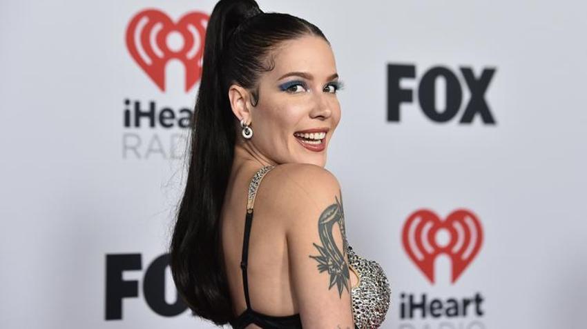 Halsey ödül törenine dekoltesiyle damga vurdu!