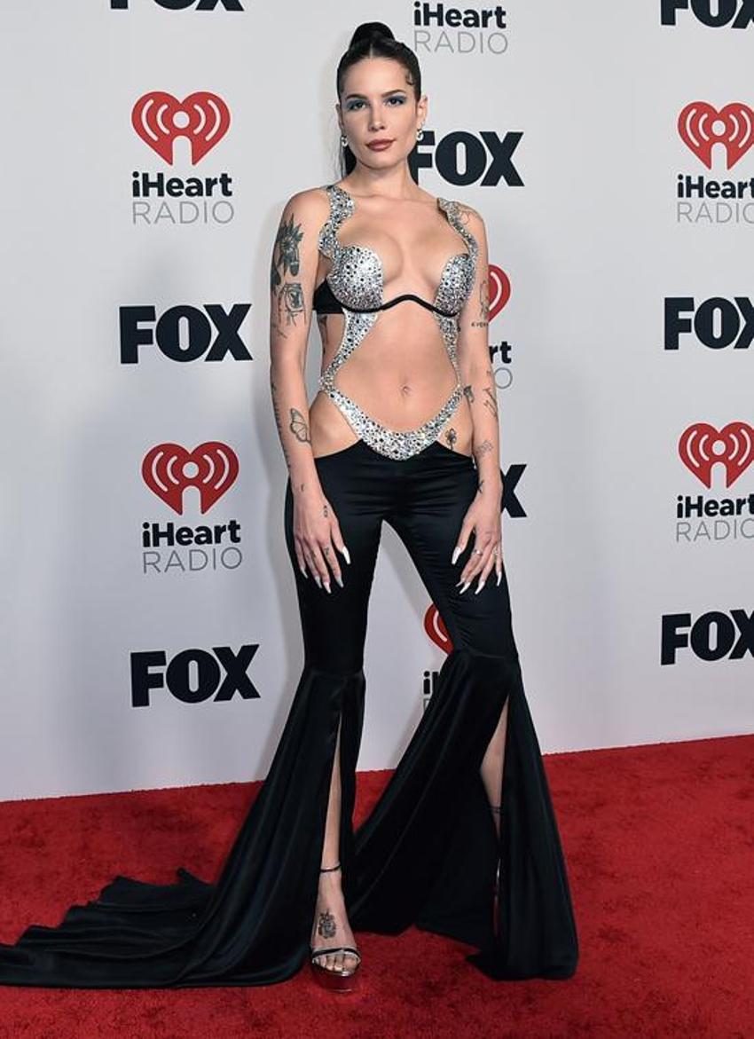 Halsey ödül törenine dekoltesiyle damga vurdu!