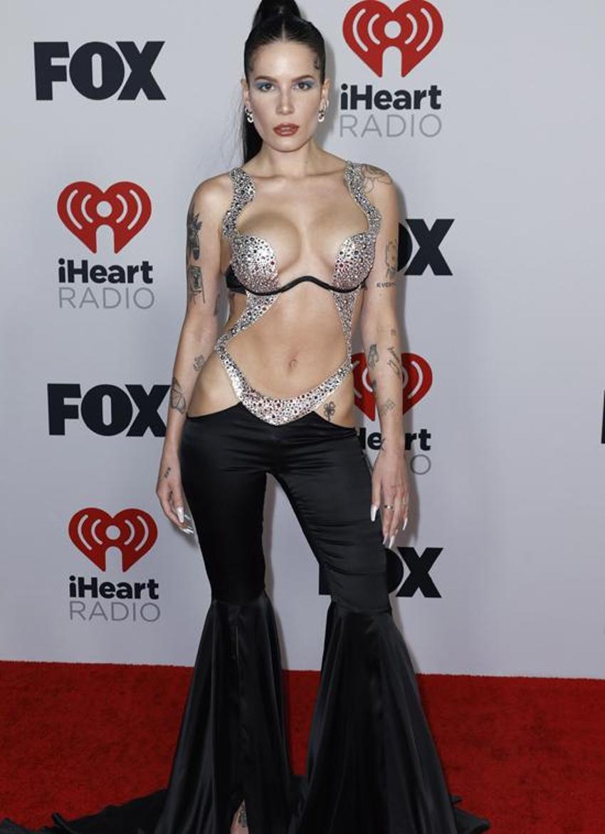 Halsey ödül törenine dekoltesiyle damga vurdu!