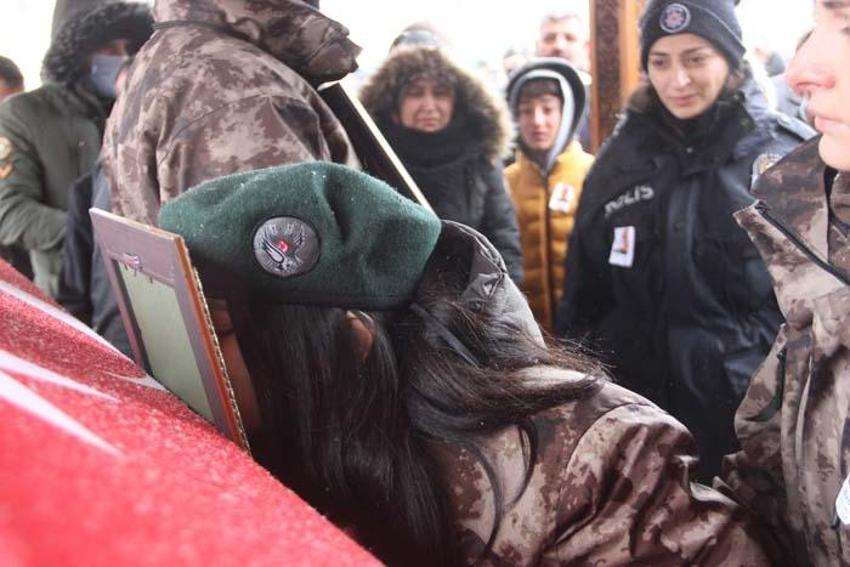 Şehidin cenazesinde acı detay! Şehit olduğu gün evlilik yıl dönümüymüş
