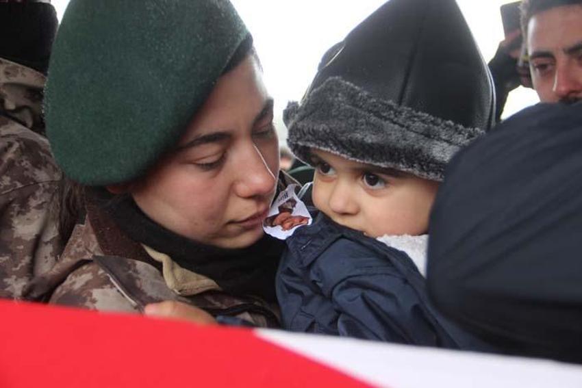 Şehidin cenazesinde acı detay! Şehit olduğu gün evlilik yıl dönümüymüş