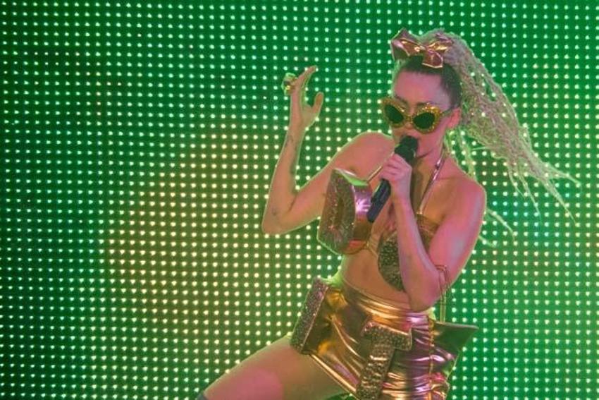 Miley Cyrus’un korku dolu anları! Özel jetine yıldırım çarptı...