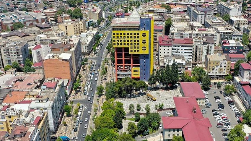 Dünyanın en saçma binasının yüzde otuzu yıkıldı