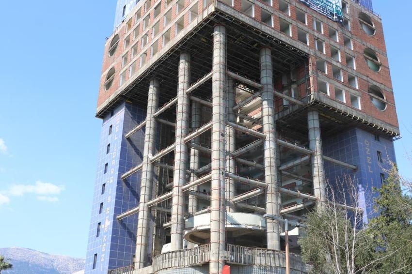 Dünyanın en saçma binasının yüzde otuzu yıkıldı