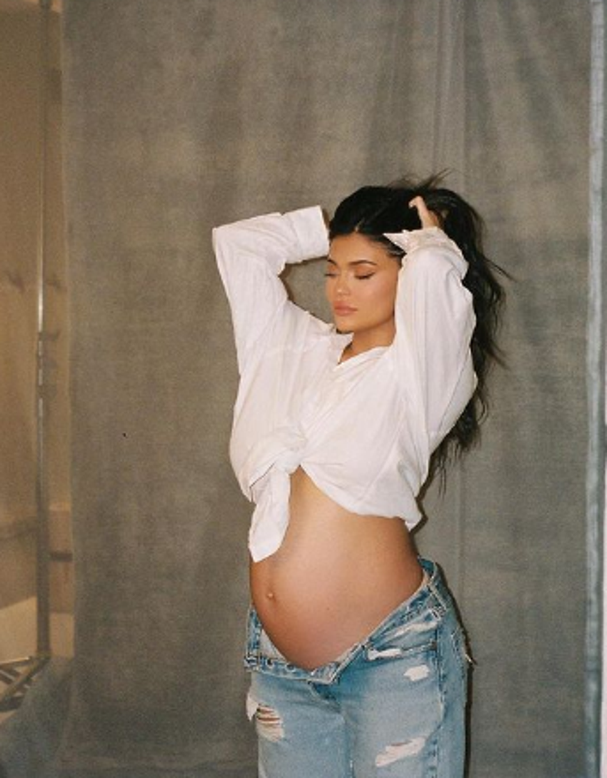Kylie Jenner dalga konusu olunca oğlunun ismini değiştirdi!