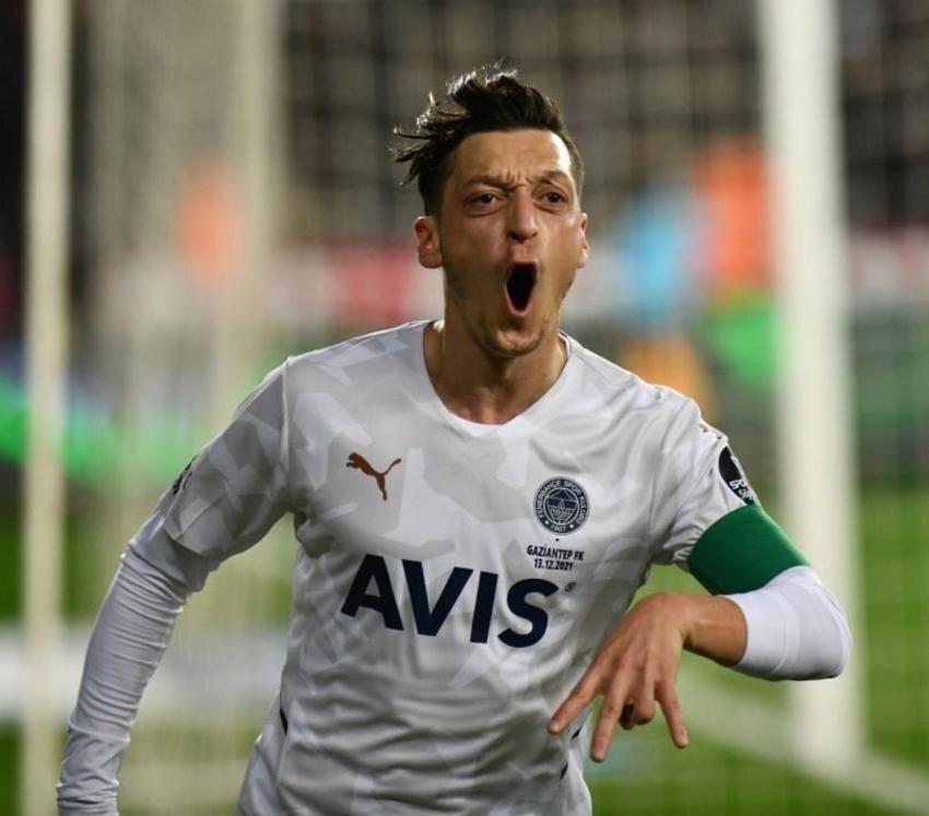 Fenerbahçe'de son dakika Mesut Özil gelişmesi! Ali Koç'un mail kutusundan Kosovalı yıldız çıktı