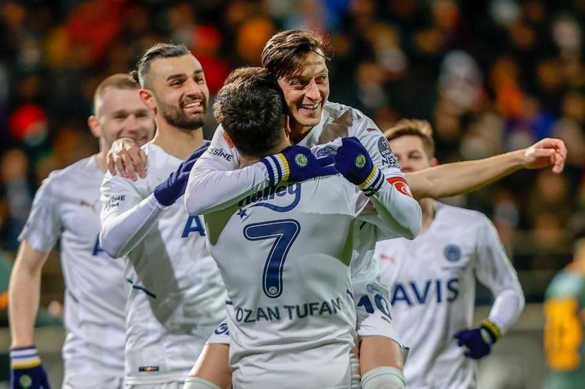 Fenerbahçe'de son dakika Mesut Özil gelişmesi! Ali Koç'un mail kutusundan Kosovalı yıldız çıktı