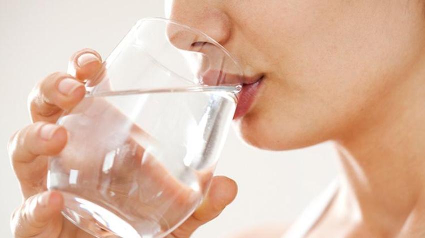 Su içmenin bilinmeyen faydaları! Günde kaç litre su içmek gerekiyor? Böbrek taşı, kalp damar, baş ağrısı...