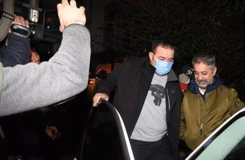 Ata Demirer'in zor anları! Yürümekte güçlük çekince arkadaşları koluna girdi
