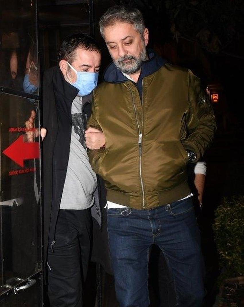 Ata Demirer'in zor anları! Yürümekte güçlük çekince arkadaşları koluna girdi