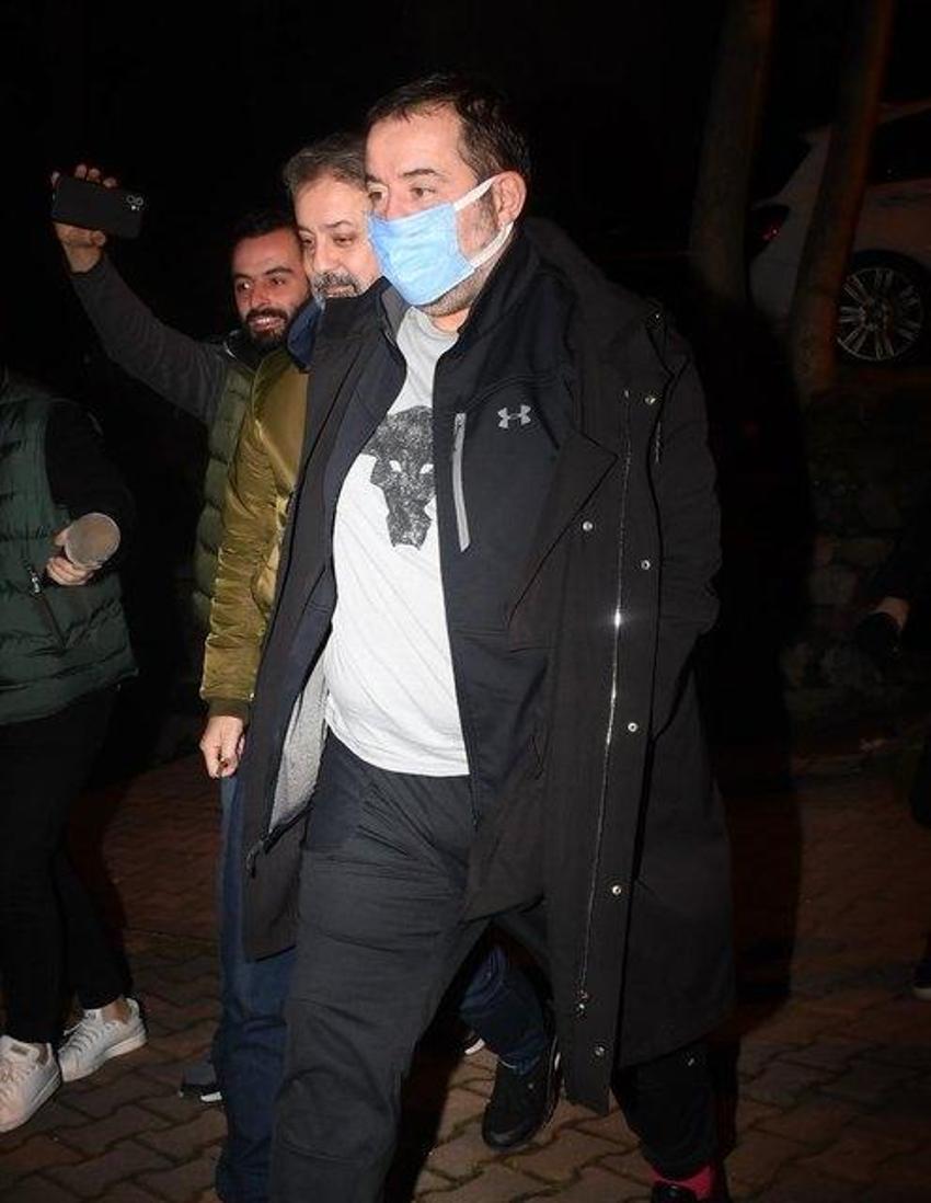 Ata Demirer'in zor anları! Yürümekte güçlük çekince arkadaşları koluna girdi
