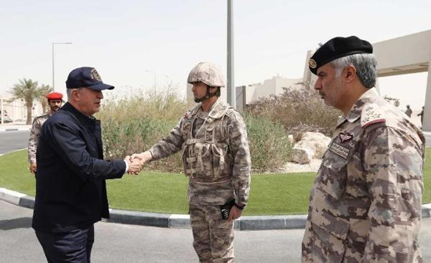 Bakan Akar, Katar'da görevli Mehmetçik ile bir araya geldi